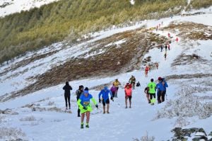 Participantes en plena carrera hacia el Bovia 