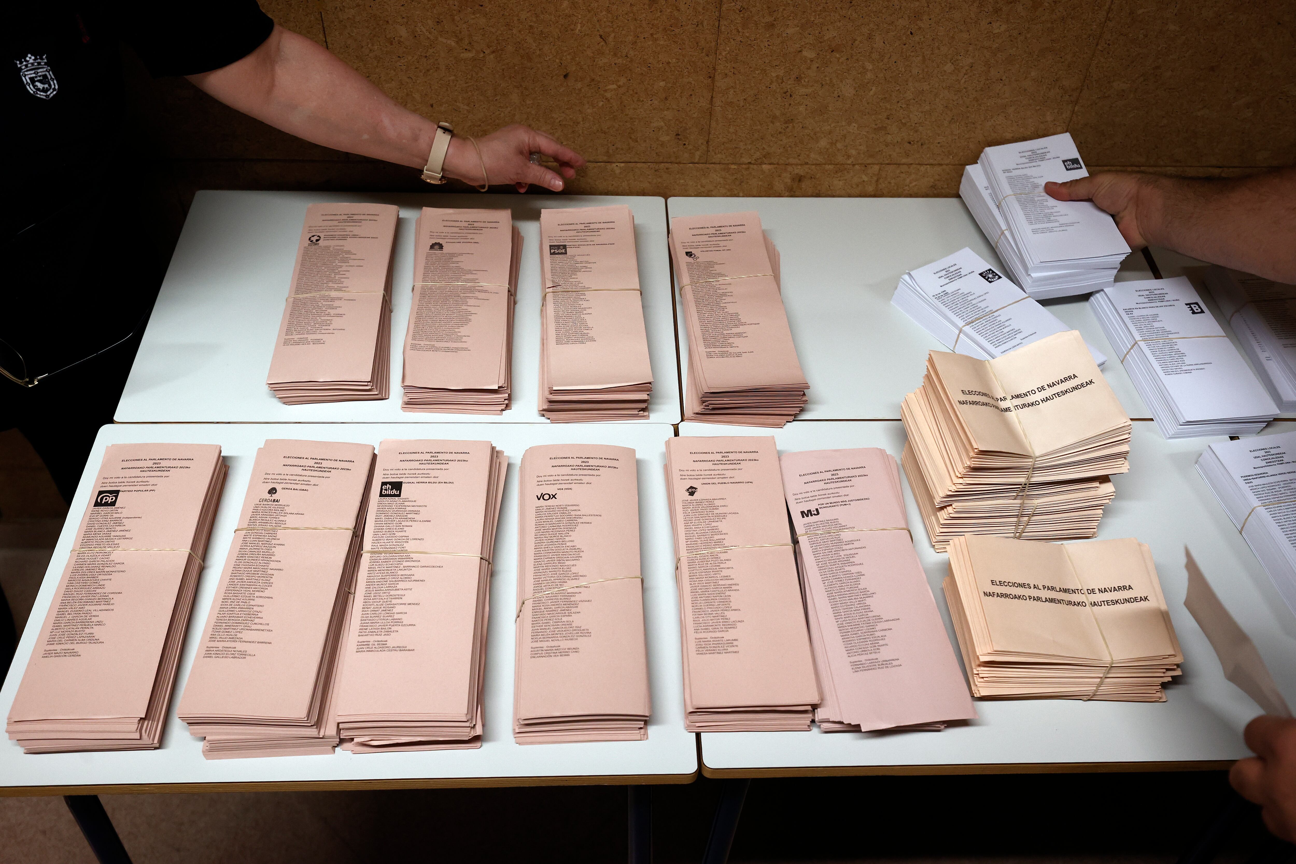 GRAFCAV8681. PAMPLONA, 26/05/2023.- En la mañana de este viernes han comenzado los preparativos para las elecciones al Gobierno de Navarra y al Ayuntamiento de Pamplona que se celebrarán este próximo domingo. Los colegios electorales han visto cambiar su fisonomía con la colocación de las urnas y las papeletas donde figuran los candidatos que se presentan en estos comicios.  EFE/ Jesús Diges