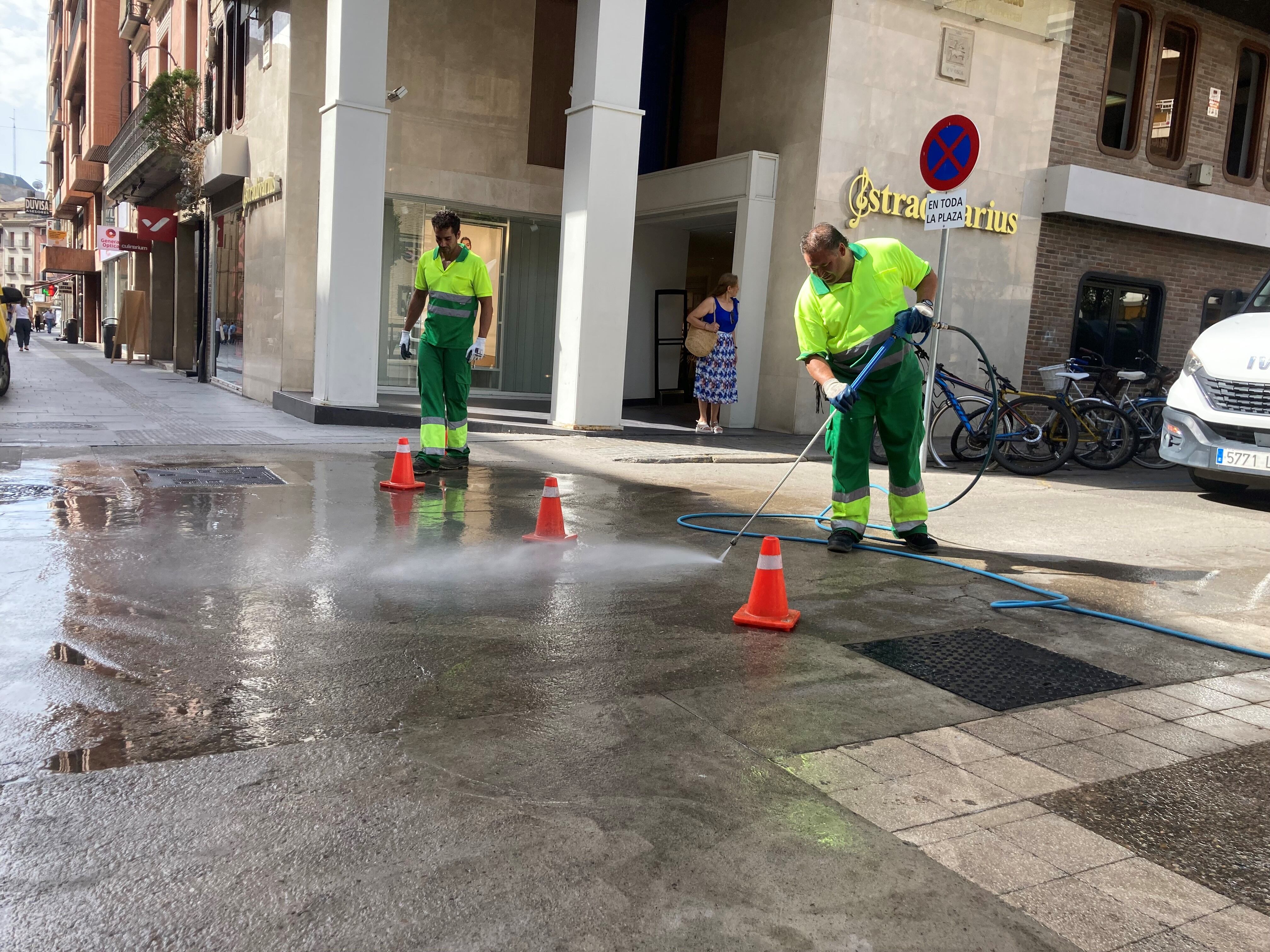 Operarios municipales realizando labores de limpieza en Huesca