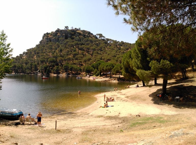 Bañistas en el Pantano de San Juan 