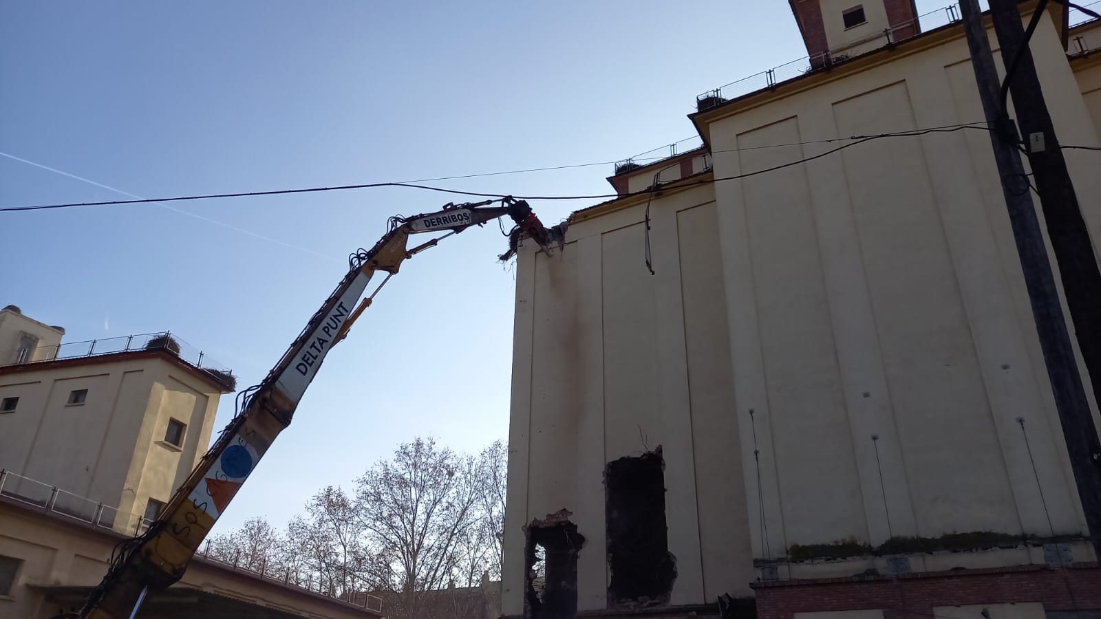 Foto d'aquest matí en què es veu una màquina enderrocant una de les sitges de l'antiga Senpa de Pardinyes. Foto: Cedida per Orvepard.