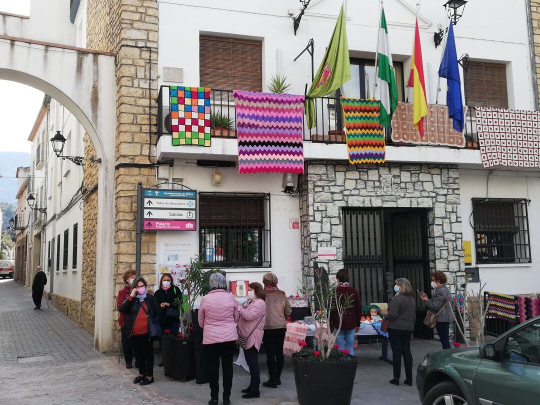 Algunos de los trabajos expuestos en el balcon principal del Ayuntamiento de Torres