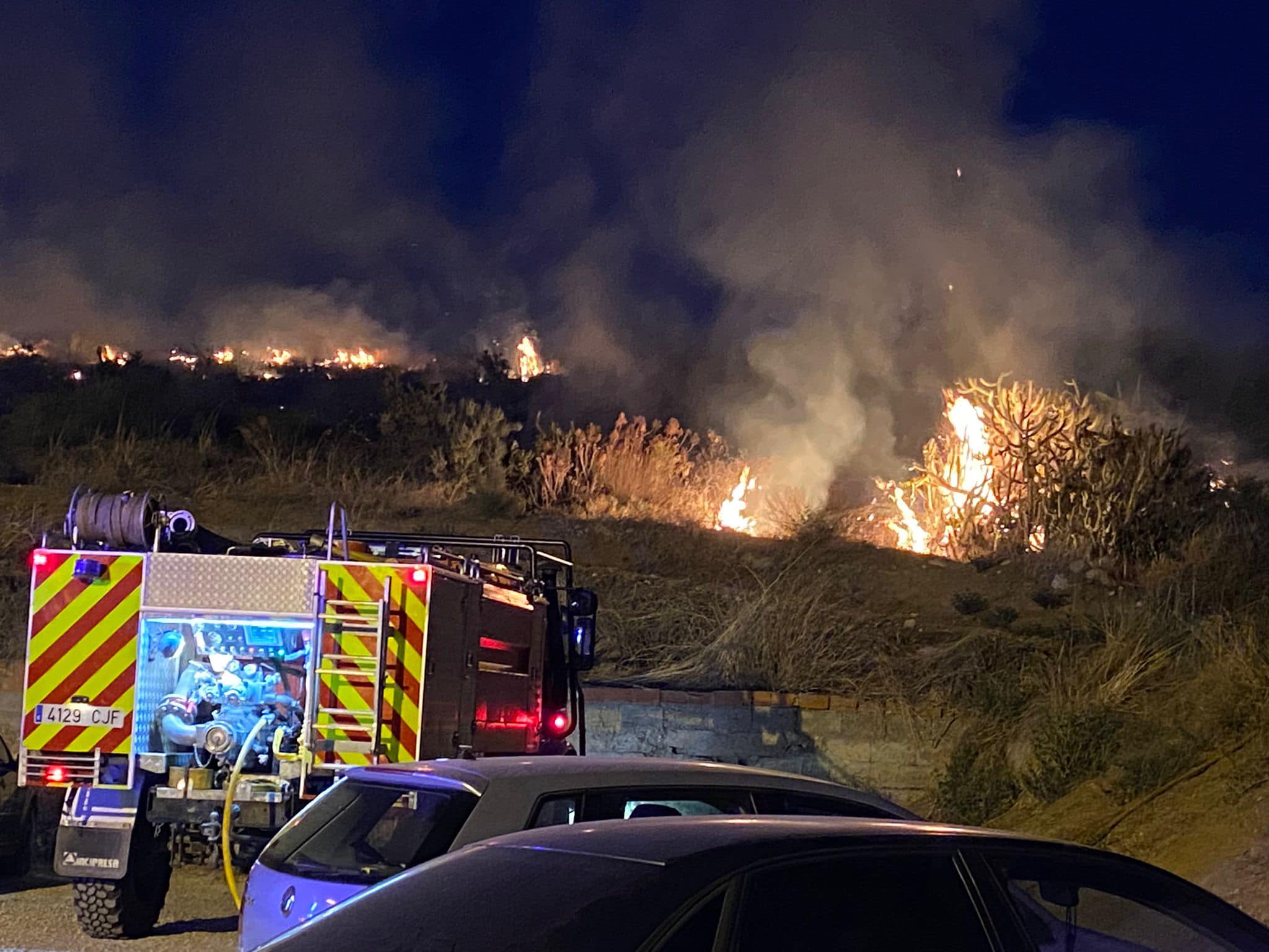 Incendio detrás de la parte alta de la calle Portijico