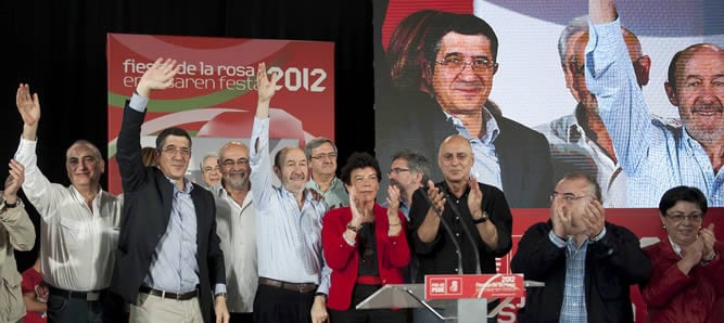 El secretario general del PSOE, Alfredo Pérez Rubalcaba junto al lehendakari, Patxi López, y el consejero del Interior, Rodolfo Ares, en la Fiesta de la Rosa de los socialistas vascos de este domingo.