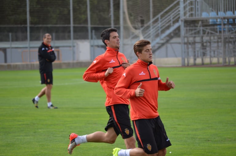 Erik Morán, junto a Wilk, en un entrenamiento