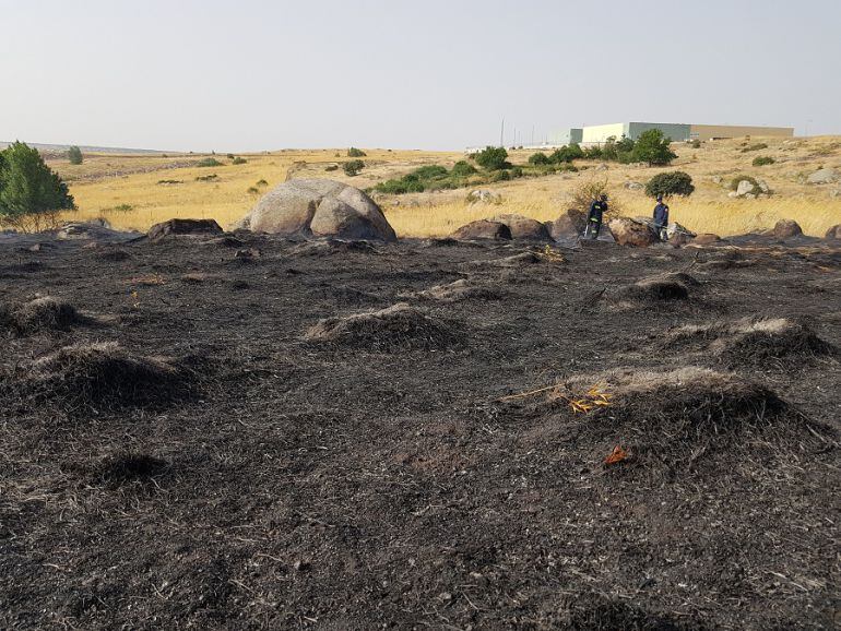El incendio ha afectado a una zona de pasto próxima al CYLOG (al fondo, en la imagen)