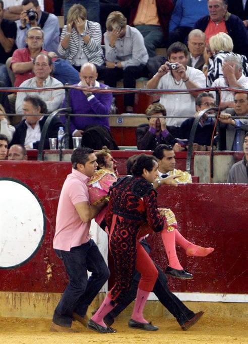 El diestro Juan José Padilla es sacado del ruedo tras ser corneado en la cara por su segundo toro, en la corrida de Feria del Pilar de Zaragoza, en la que ha compartido cartel con Miguel Abellán e Ivan Fandiño con toros de Ana Romero