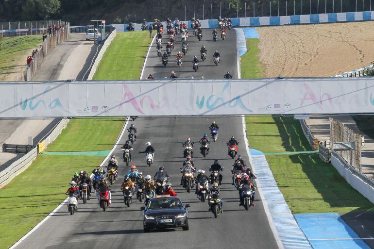 Imagen de la vuelta organizada para motocicletas en la pista del Circuito jerenzano