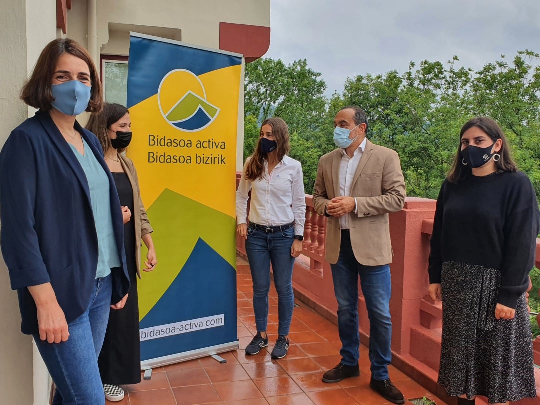 El presidente de Bidasoa Activa, Miguel Ángel Páe y la vicepresidenta, María Serrano junto con las componentes de la empresa irundarra conformada por LEINNER’S, FLOW, ‘Women flowing with tech’