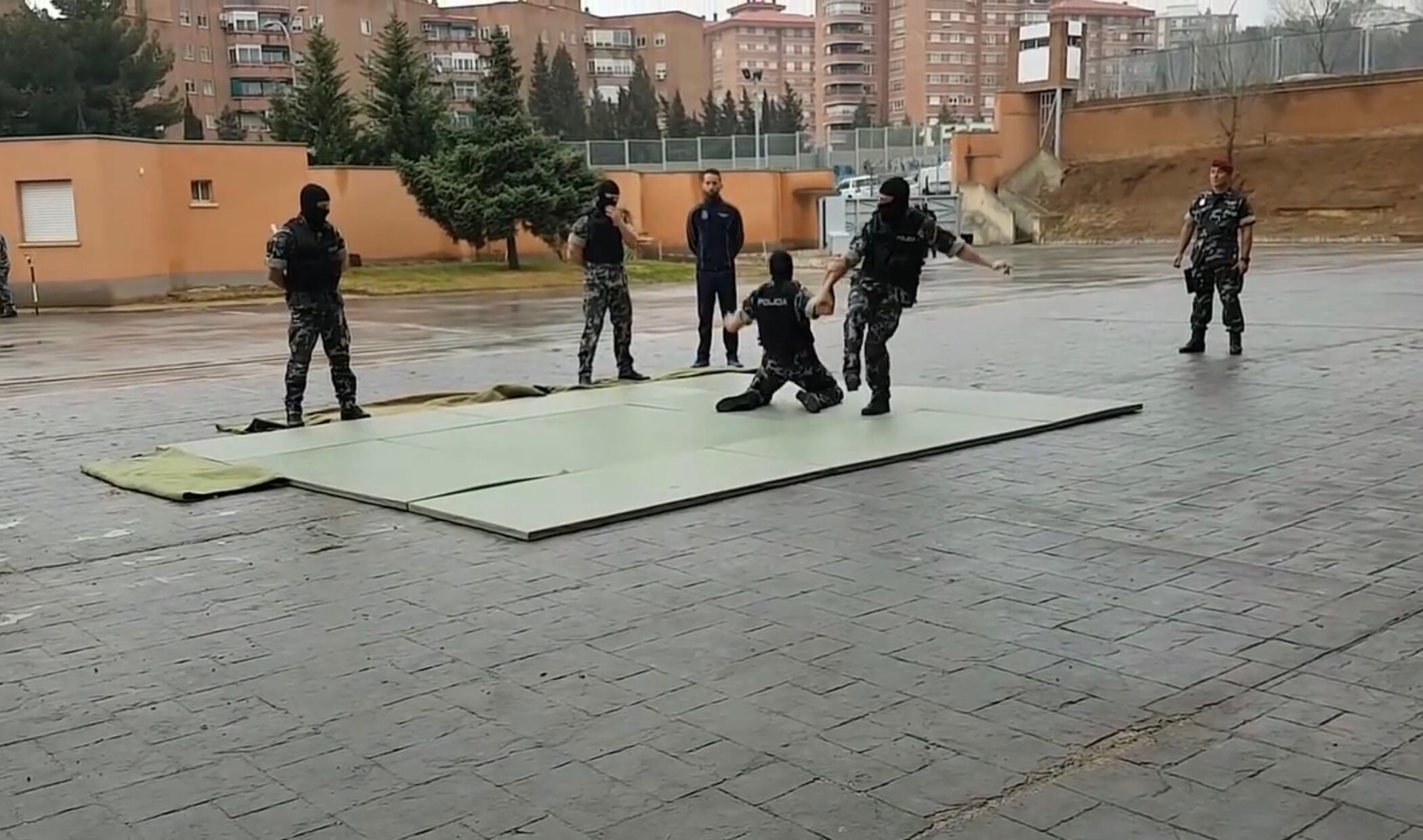 Exhibicio de artes marciales en el cuartel del GEO