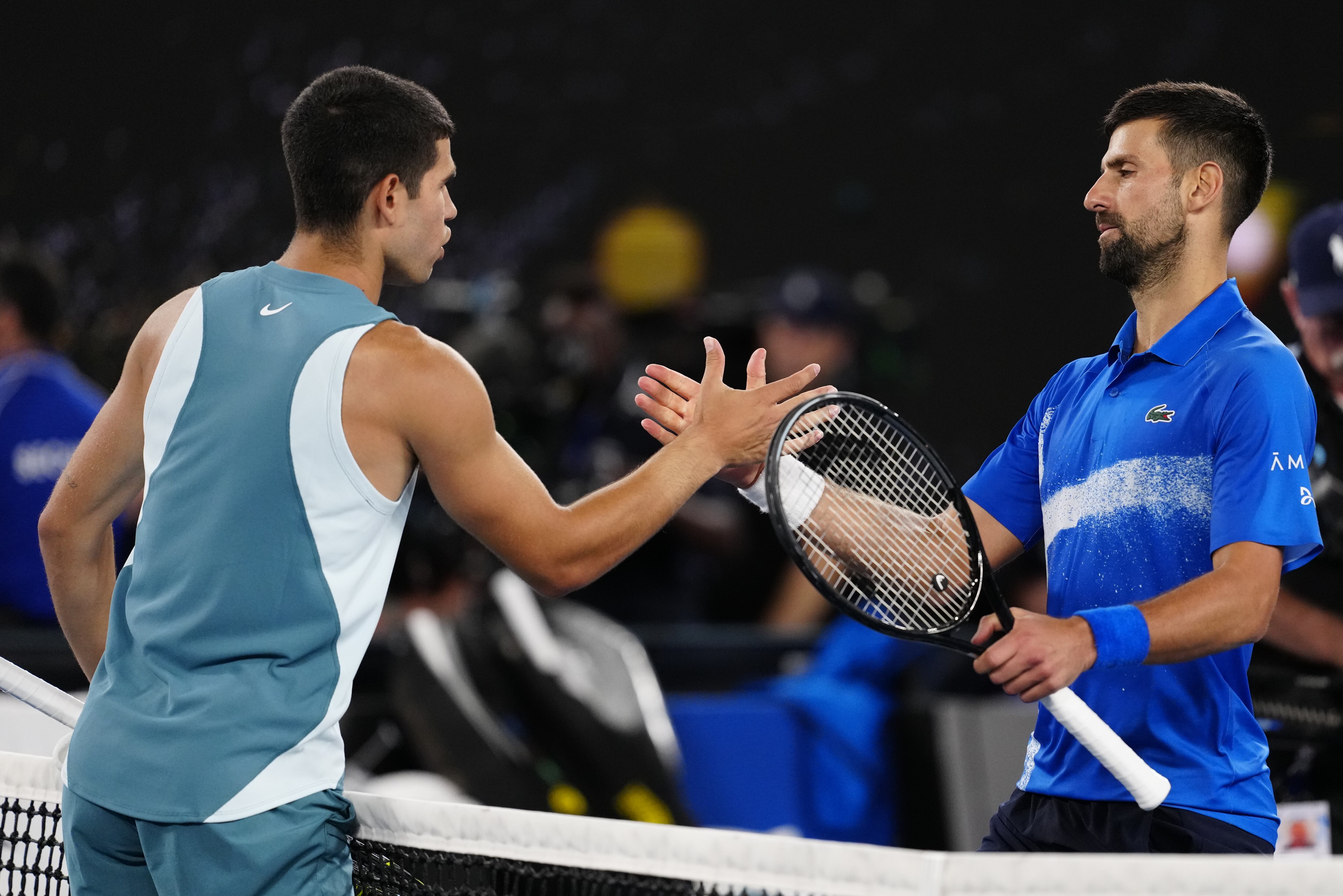 Novak Djokovic y Carlos Alcaraz se saludan en el Open de Australia