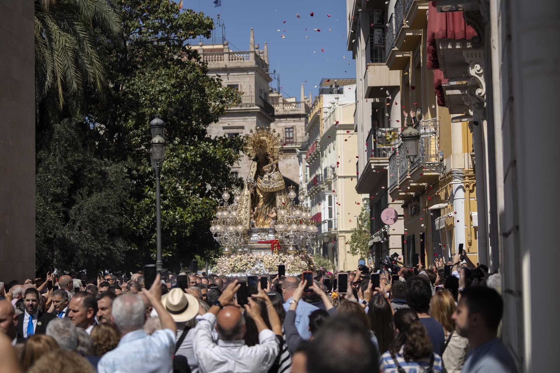 Calles de València llenas por el Centenario de la Coronación de la Mare de Déu.