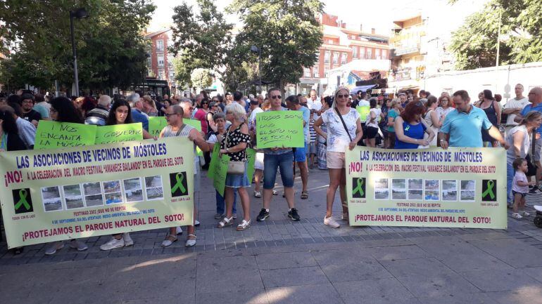 Vecinos en la concentración celebrada en la Plaza del Pradillo de Móstoles