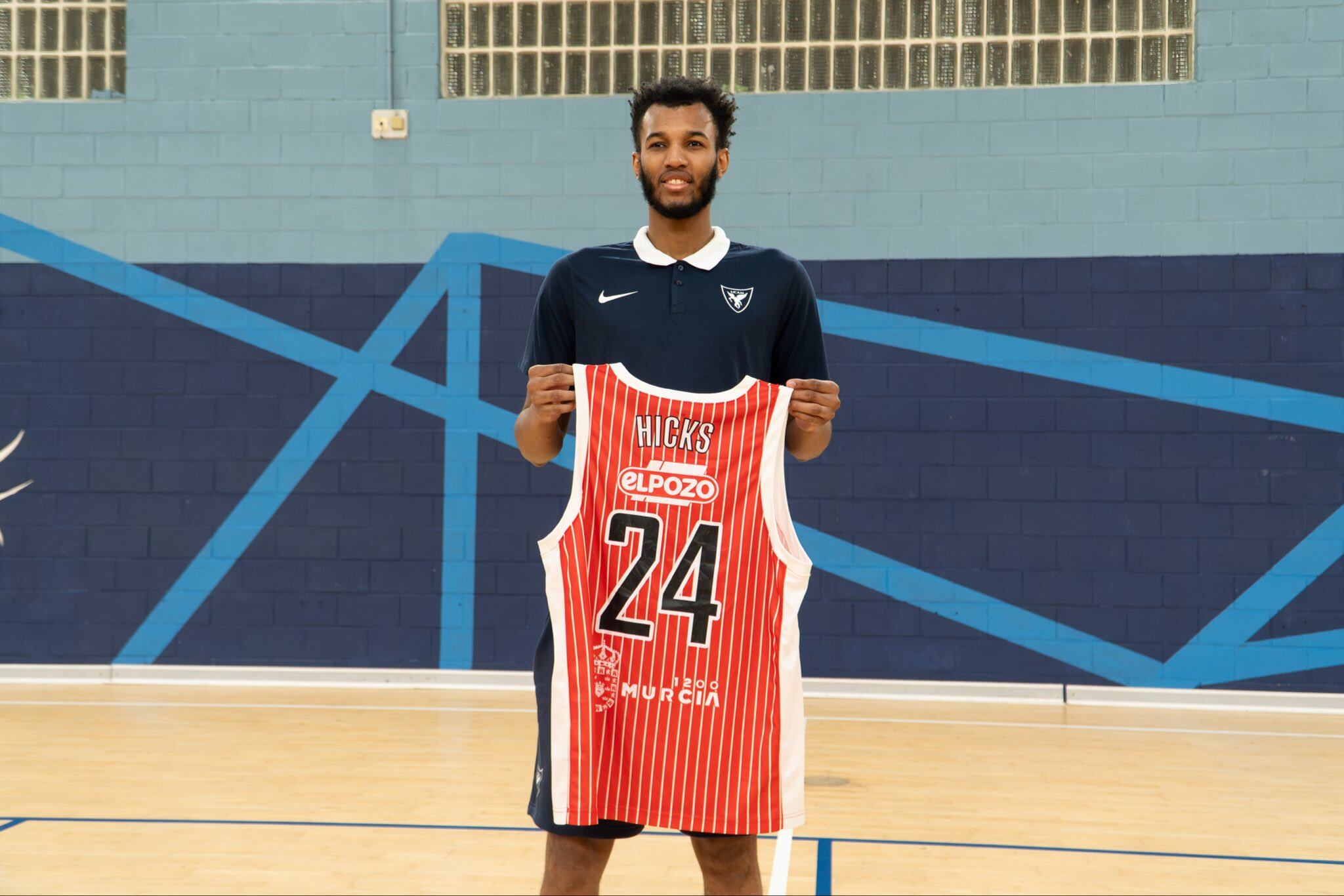 Hicks posa con su nueva camiseta