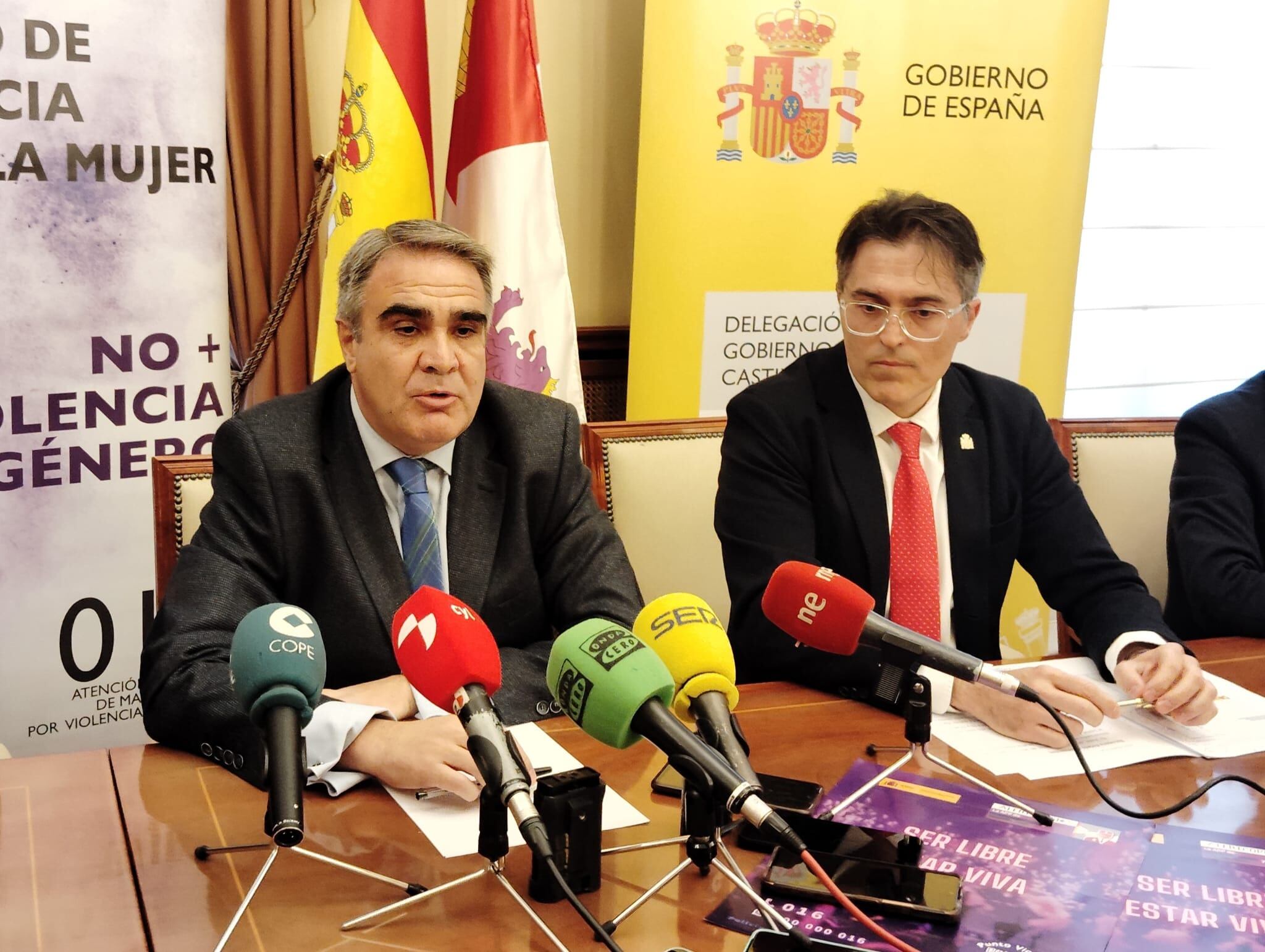 David Sánchez, presidente de la Federación de Hostelería de CEOE Ávila, y Fernando Galeano, subdelegado del Gobierno