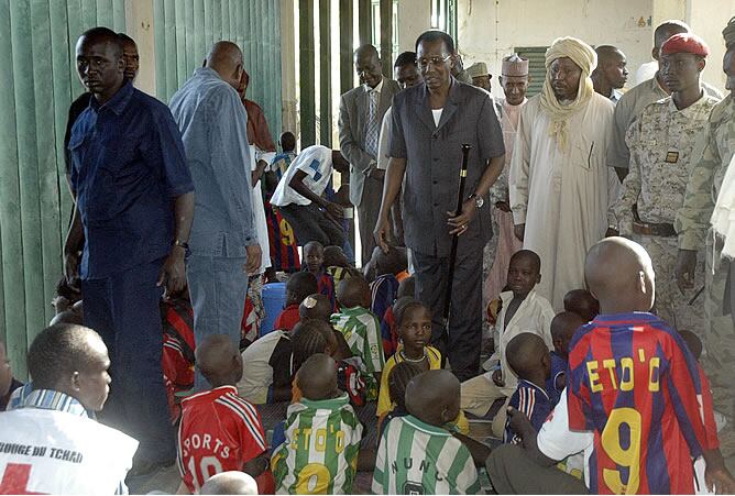 Algunos de los niños que iban a ser trasladados a Francia, junto al presidente de Chad, Idriss Deby