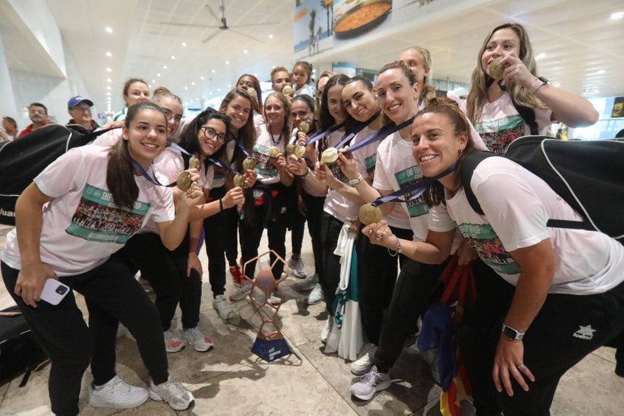 Las jugadoras del Elche Atticgo con las medallas de oro tras ganar la Euro Cup