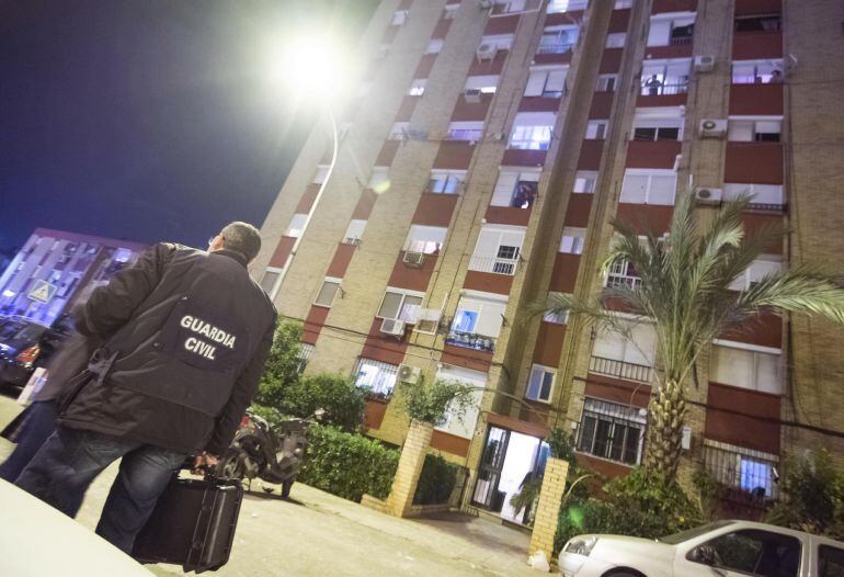 Una persona ha muerto hoy en el incendio ocurrido en en el sexto piso de un bloque de viviendas en la localidad sevillana de Bormujos. 