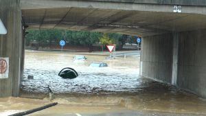Coches cubiertos por el agua en los accesos a San Roque