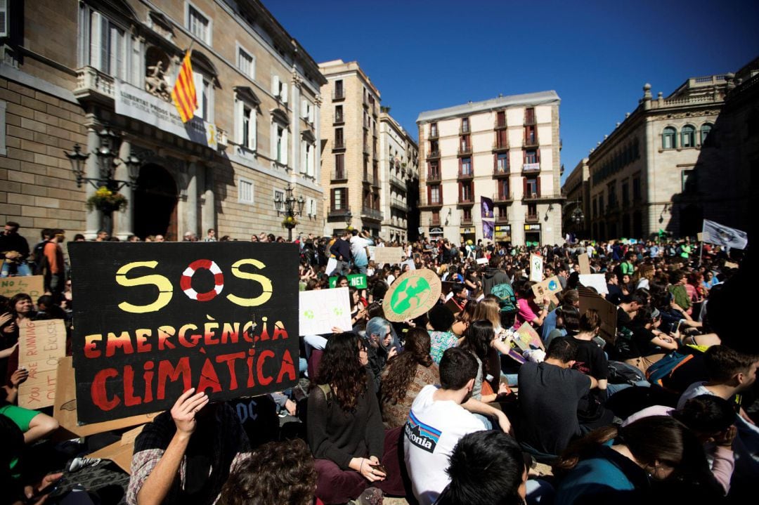 Centenares de estudiantes en la manifestación de Barcelona reclaman medidas contra el cambio climático.