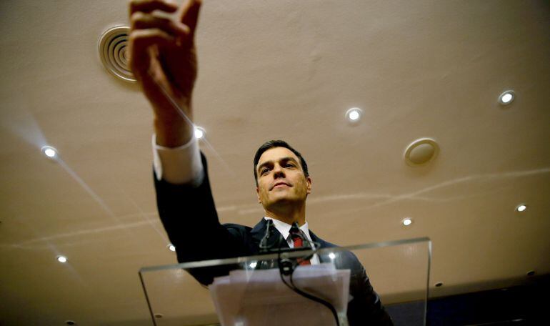 El secretario general del PSOE, Pedro Sánchez, momentos antes de iniciar la rueda de prensa después de que el rey le haya propuesto como candidato a presidente del Gobierno para el debate de investidura, tras la ronda de consultas con los distintos lídere