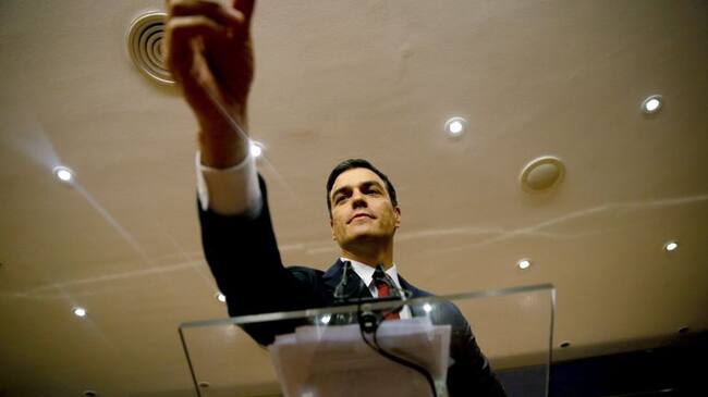 El secretario general del PSOE, Pedro Sánchez, momentos antes de iniciar la rueda de prensa después de que el rey le haya propuesto como candidato a presidente del Gobierno para el debate de investidura, tras la ronda de consultas con los distintos lídere