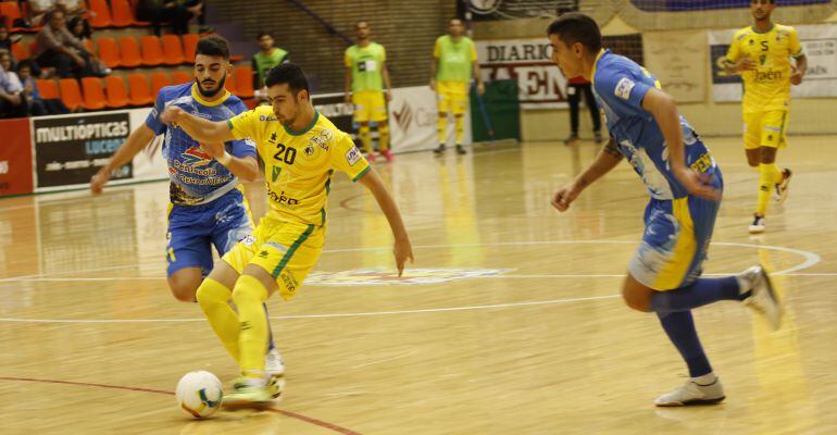 Chino de disputa el balón con dos jugadores del Peñíscola RehabMedic.