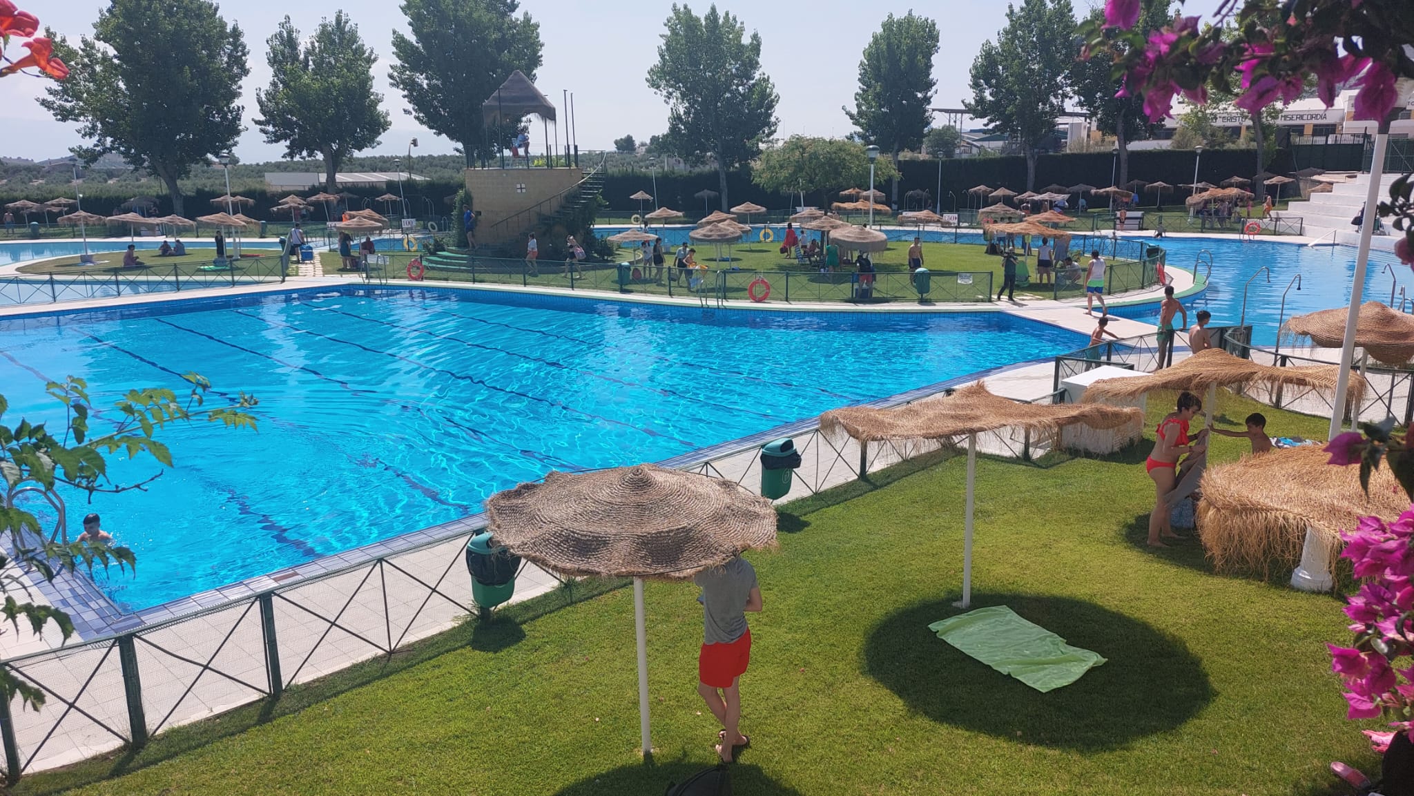 Primeros bañistas en la jornada de Puertas Abiertas en la Piscina de Jódar