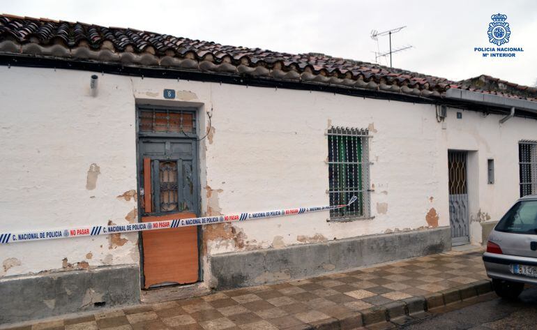 Vivienda abandonada en la que residían el detenido y el fallecido