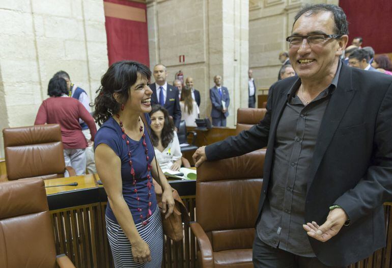 La líder de Podemos en Andalucía, Teresa Rodriguez, y el portavoz adjunto, Jose Luis Serrano, toman asiento en sus escaños antes del discurso de la presidenta de la Junta en funciones, Susana Díaz, en el Pleno del Parlamento andaluz en Sevilla, que inicia hoy el debate de investidura para la Presidencia de la Junta de Andalucía.