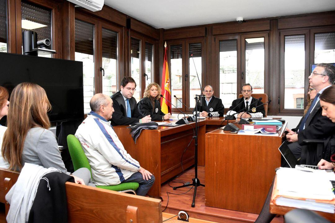 El Juzgado de lo Penal Nº 1 de Segovia acoge la vista en la que se juzga al profesor valenciano Vicente Belenguer (2i), como supuesto autor de un delito de incitación al odio por el mensaje que escribió en las redes sociales tras la muerte del torero Víctor Barrio