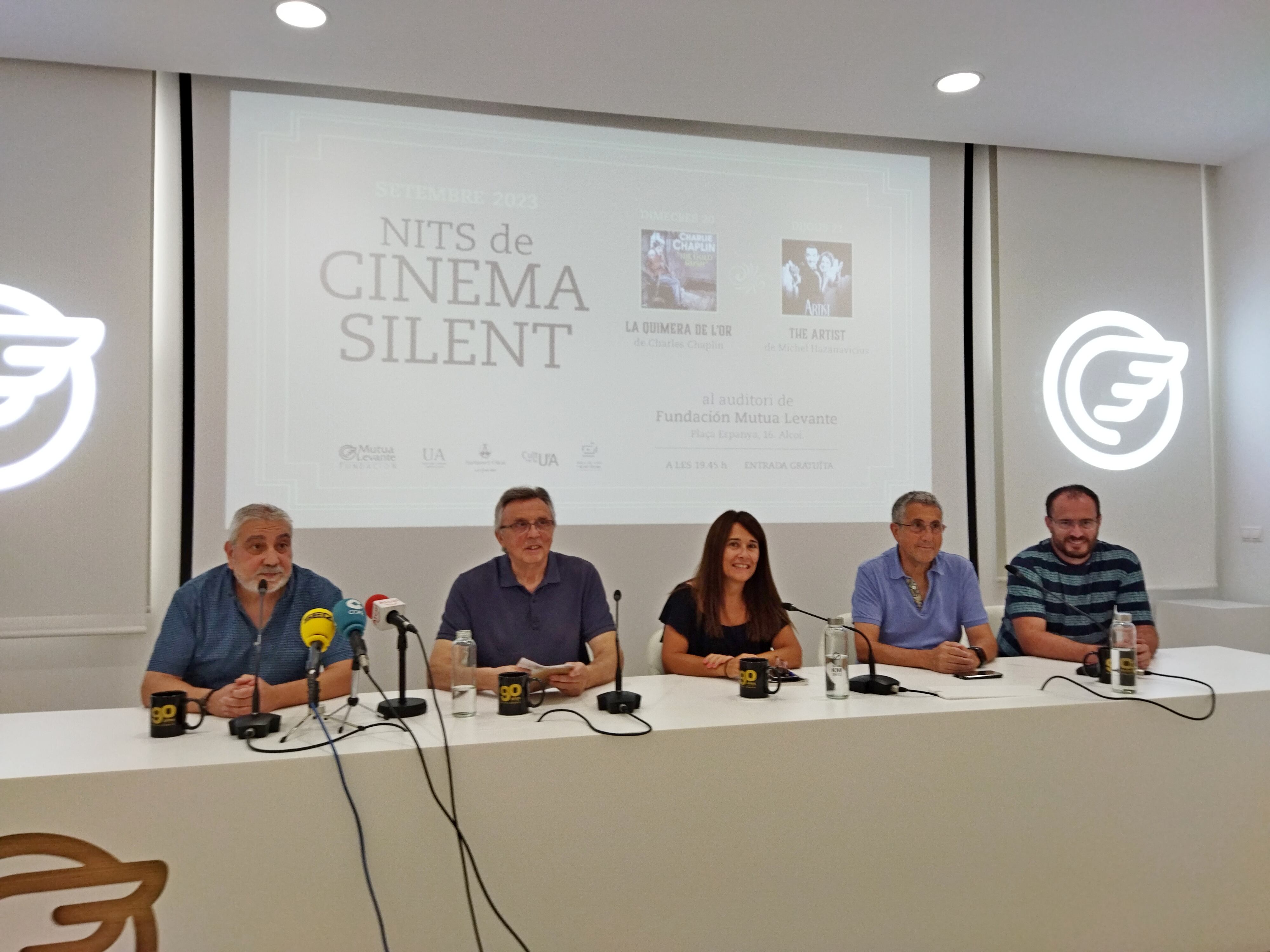 Toni Reig y Quico Carbonell, organizadores de las sesiones del cine mudo; Lorena Zamorano, edil de Turismo; Pep Jordá, secretario del Patronato de Fundación Mutua Levante, y Tono Belda, coordinador cultural del campus d'Alcoi de la UA, presentado 'Les nits de cinema silent'.