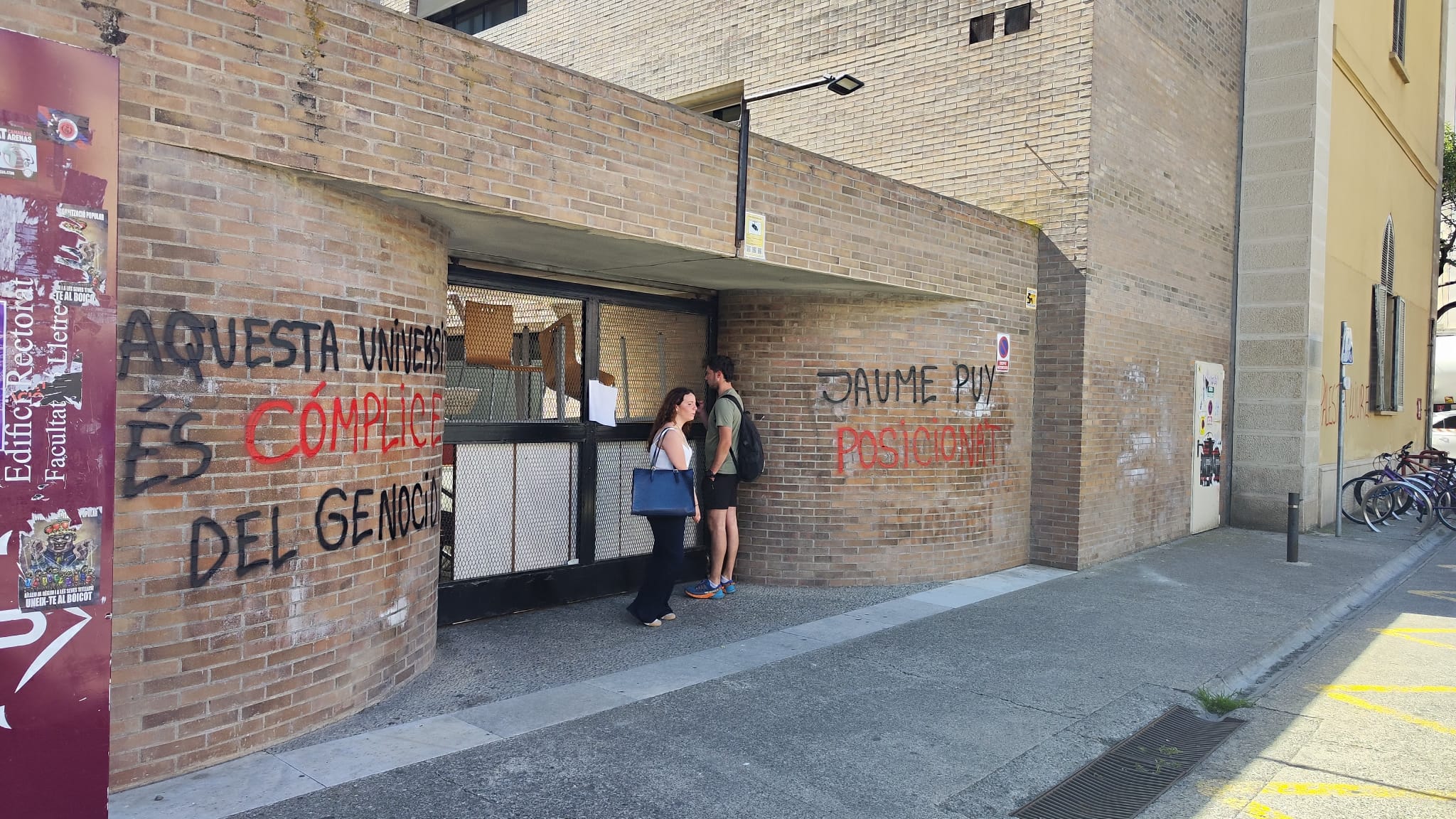 Dos estudiants s'han trobat una de les dues portes d'accés al rectorat des del parking tancada, amb una barricada de cadires. També estava tancat l'accés per la plaça Víctor Siurana. Només seguia obert el segon accés des del parking.