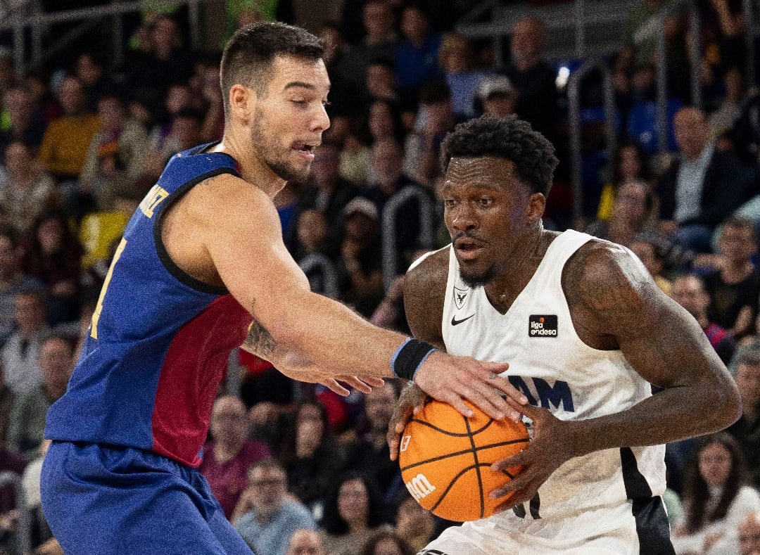 Ennis y Willy Hernangómez luchan por el balón