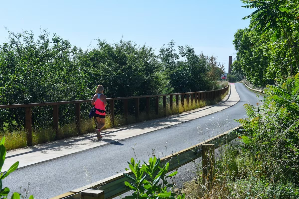 Una dona fa exercici al costat del curs del riu Llobregat en Santa Coloma de Cervelló (Barcelona).