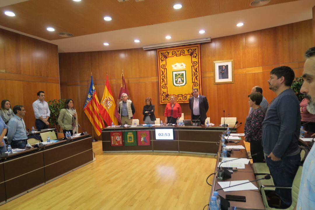 Minuto de silencio en el pleno de Calp.