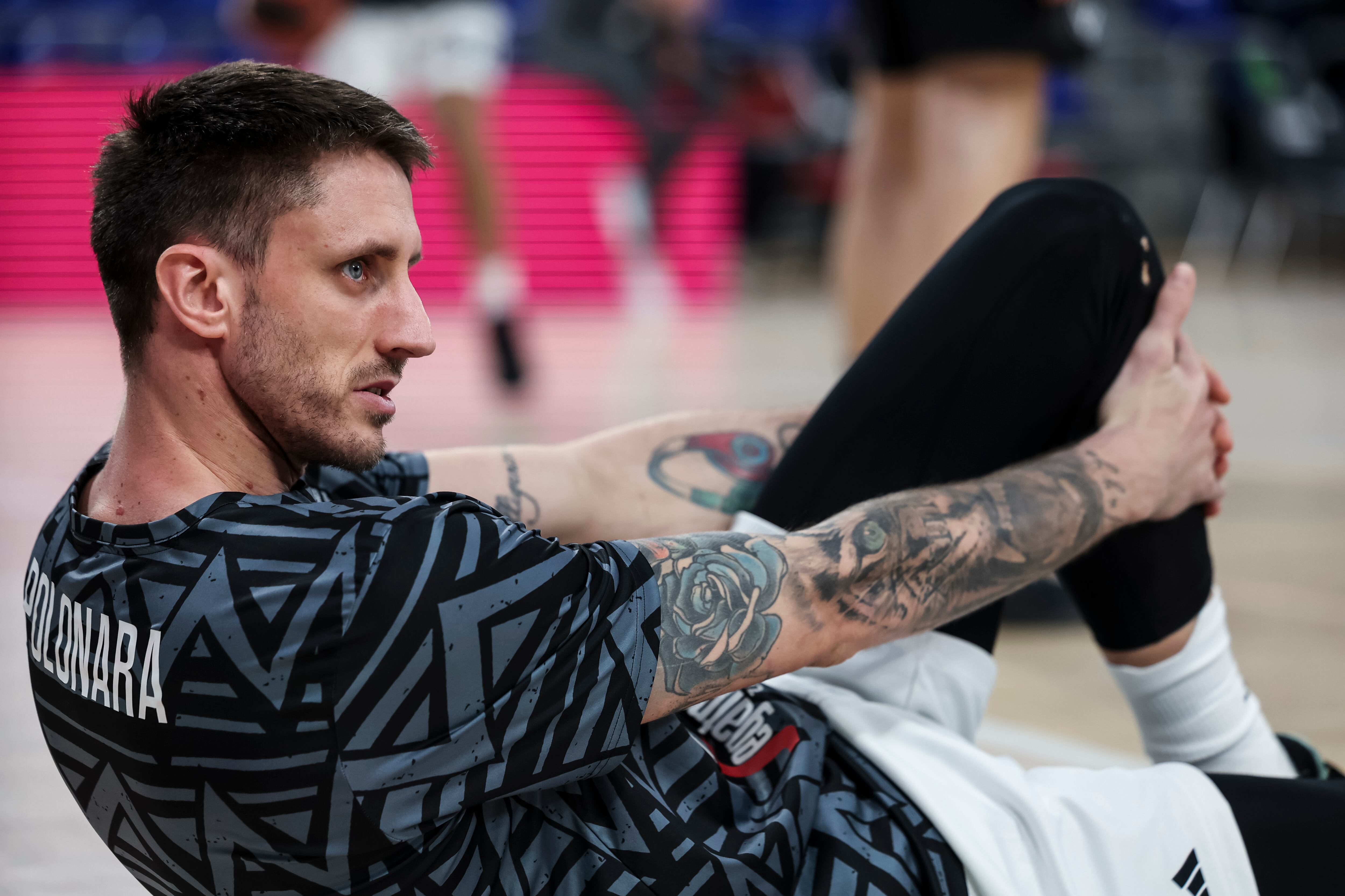 Achille Polonara calienta antes de un partido con la Virtus Segafredo Bologna