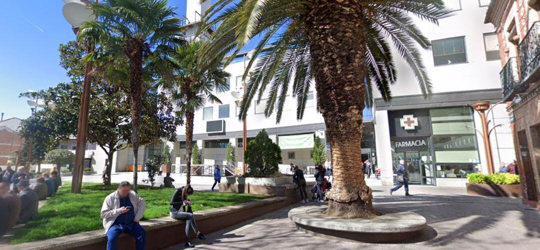 La plaza de la Constitución de Getafe es el lugar elegido por un centenar de vecinos para manifestarse este sábado por la posible pérdidas de sus casas.