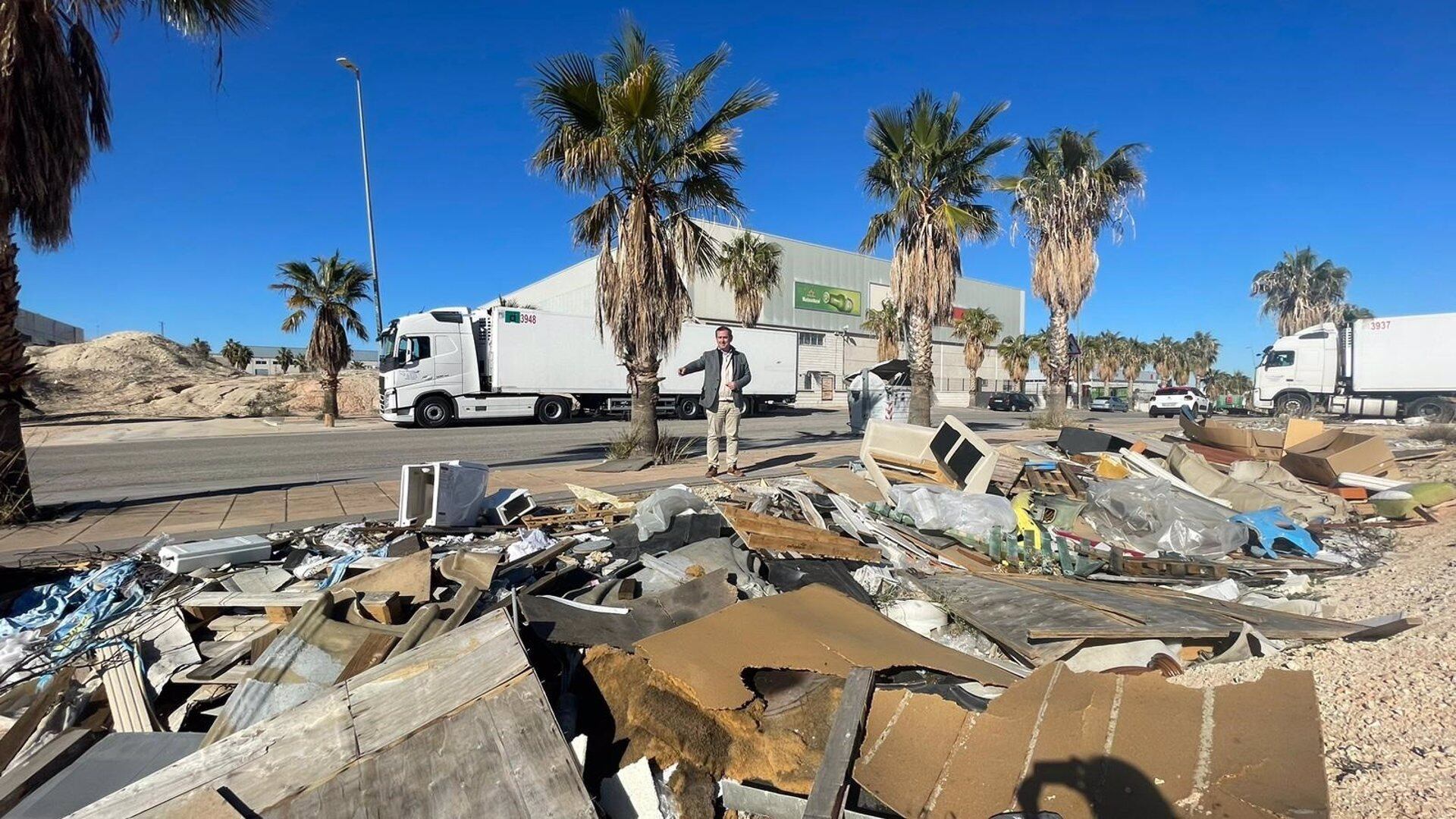 Una escombrera en el Parque Empresarial &#039;Nuevo Jaén&#039; de la capital