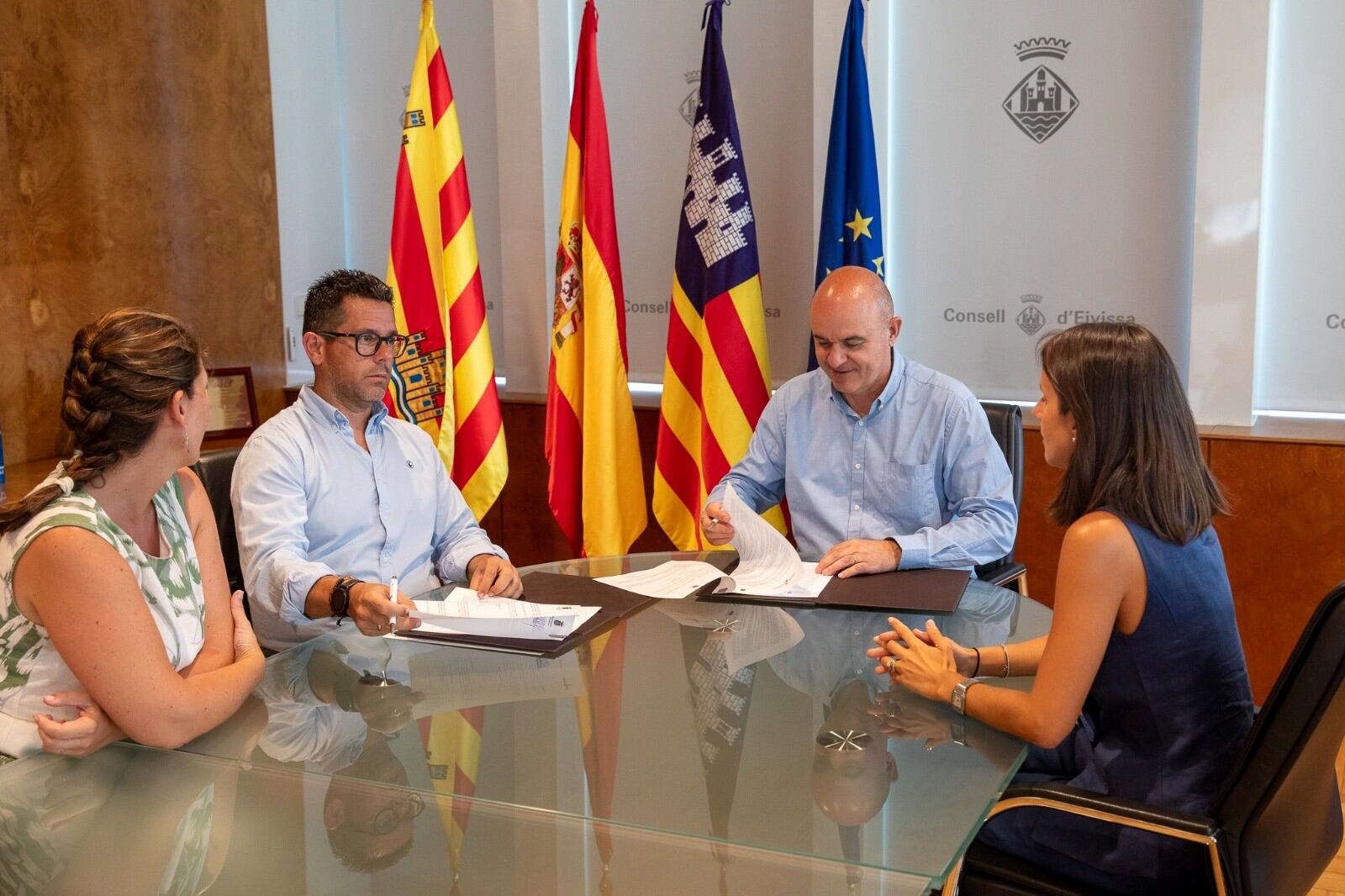 El momento de la firma del convenio