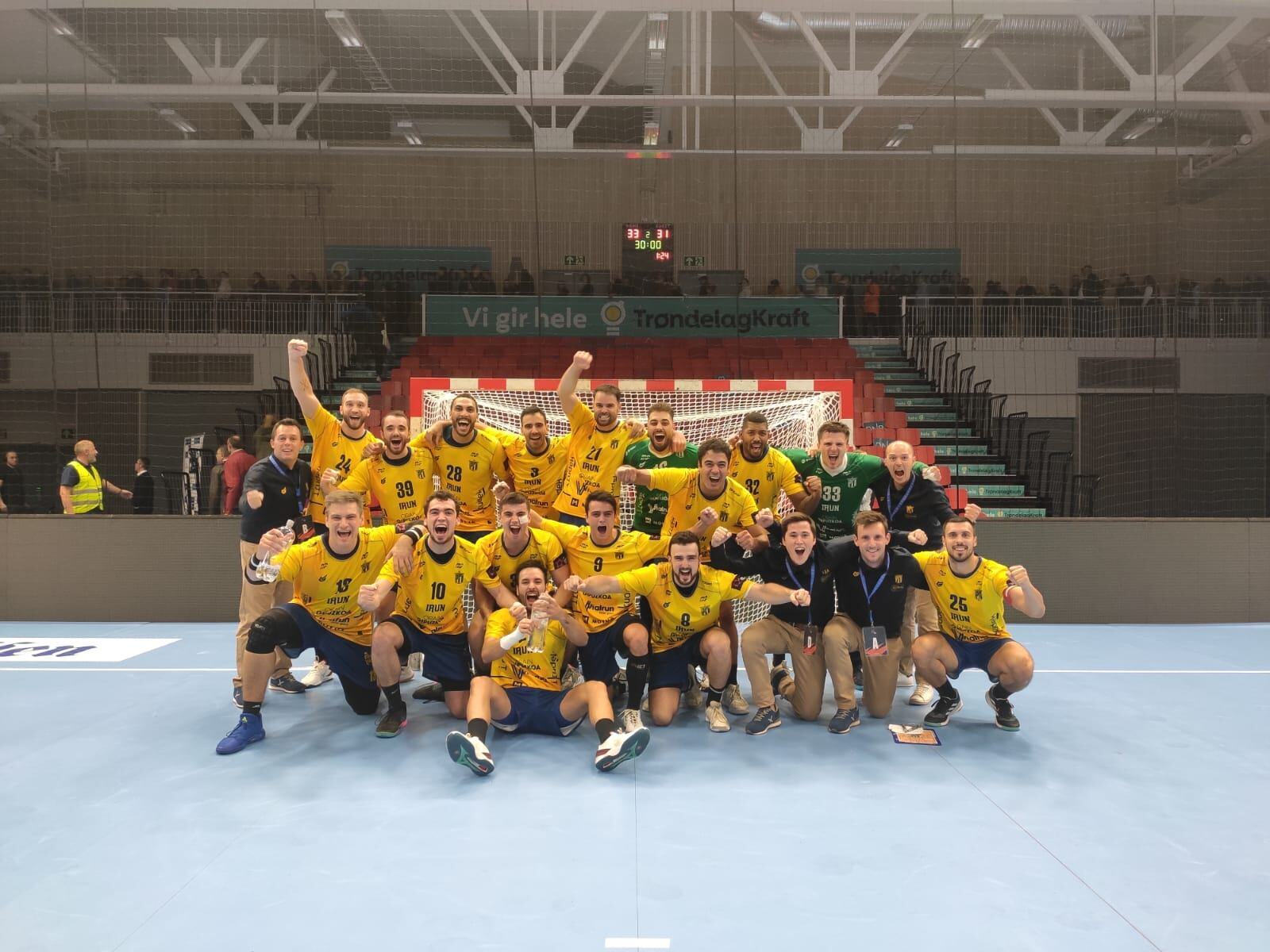 Los jugadores de Bidasoa celebran la clasificación en Trondheim