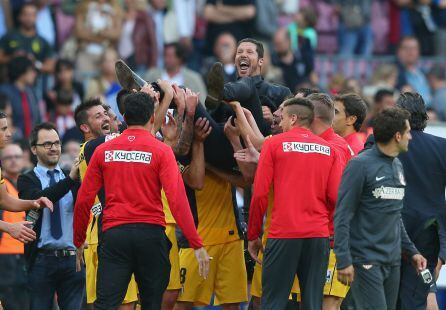 El Atlético de Madrid celebra el título de liga en el Camp Nou