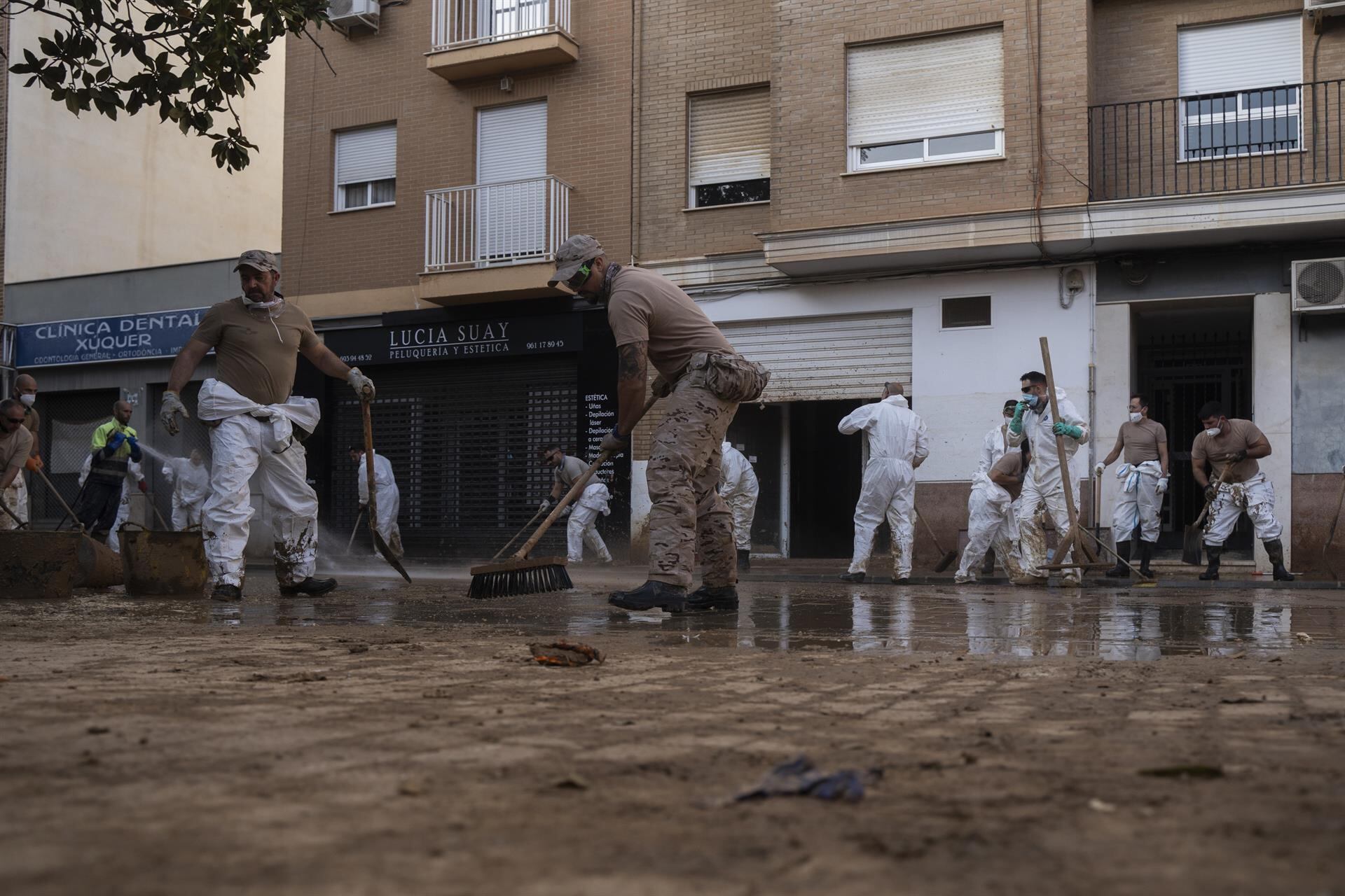 Imagen de labores de limpieza en una calle afectada por la dana.