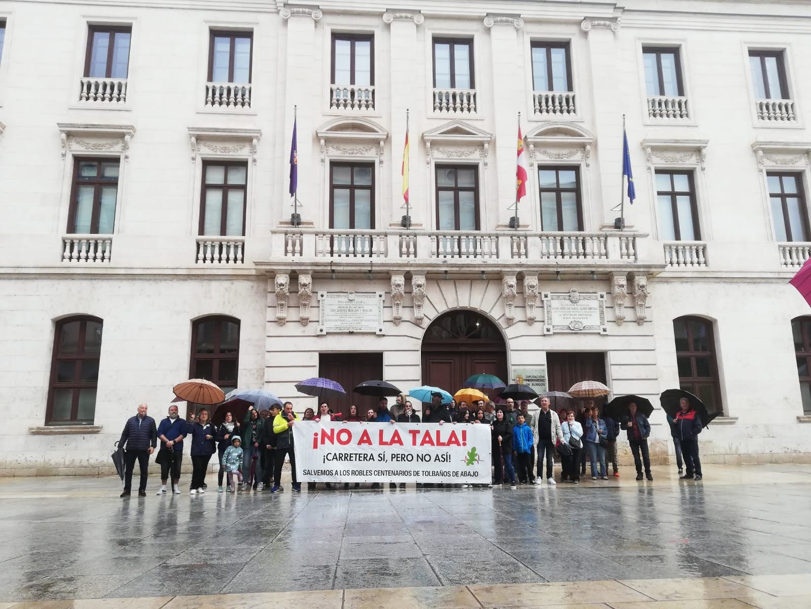 Concentración contra la tala de robles centenarios para mejorar la carretera en Tolbaños de Abajo