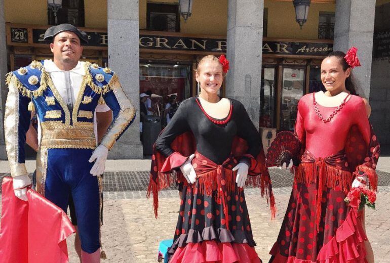 Ronaldo, junto a su novia y una amiga, en la Plaza Mayor de Madrid