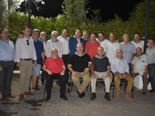 El candidato a Pandorgo 2022 posa junto a la Hermandad de Pandorgos de Ciudad Real