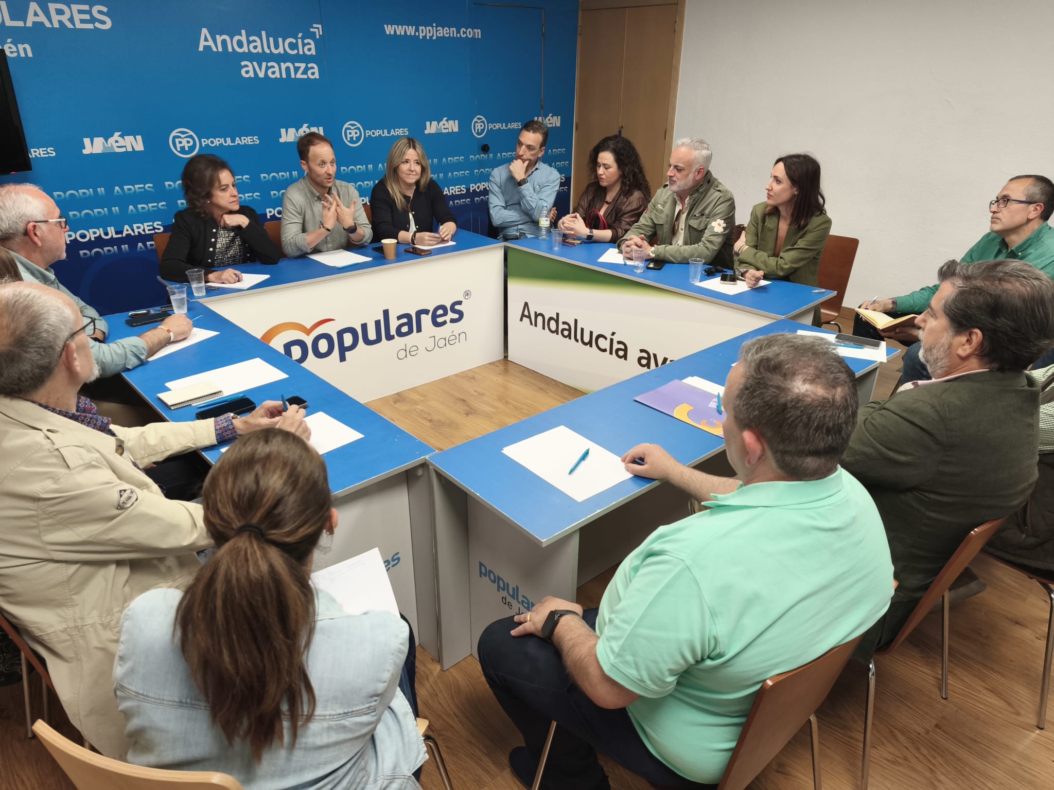 Reunión de candidatos del PP a las Elecciones de Andalucía de 2026 con representantes del comercio de Jaén.