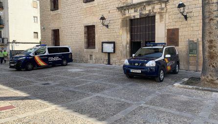 Coches de policía aparcados junto a los Baños Árabes.