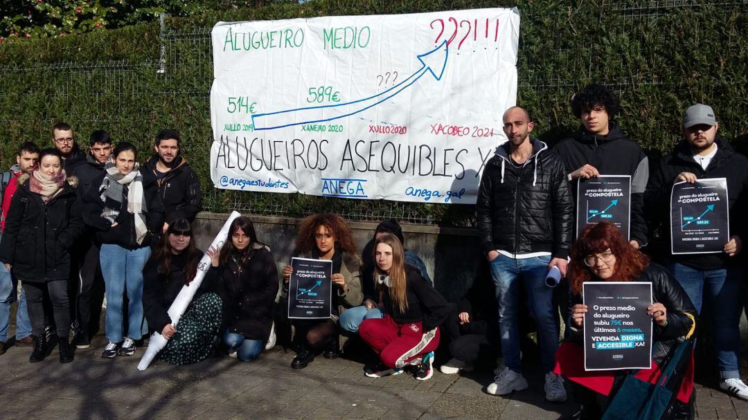 Los estudiantes protestan, delante de una pancarta, por el imparable incremento de los precios del alquiler en Santiago