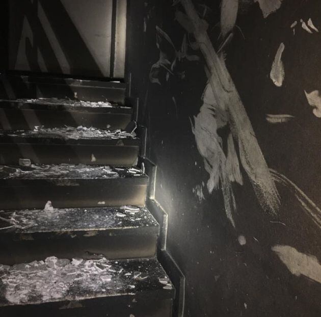 Estado en el que terminó la caja de la escalera del edificio en el que se produjo el incendio.